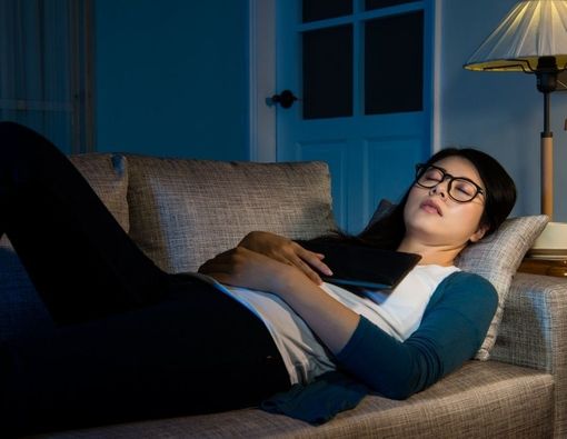 Dampak Buruk Akibat Keseringan Tidur di Sofa