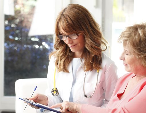 5 Tips Aman Melakukan Operasi Plastik Bagi Lansia