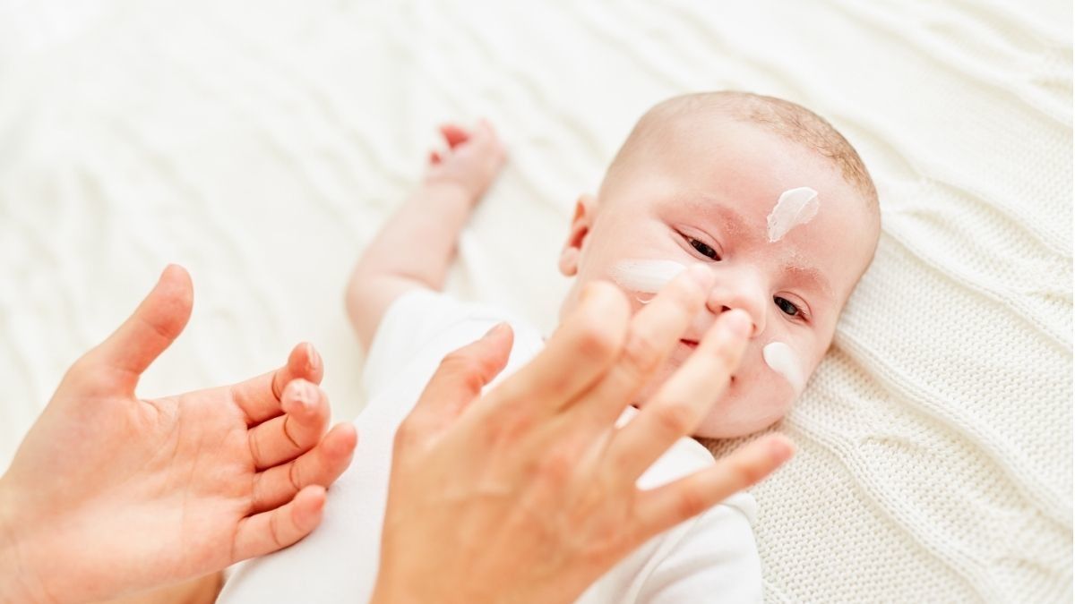 Tips Pakai Skincare untuk Bayi Usia 0 hingga 12 Bulan