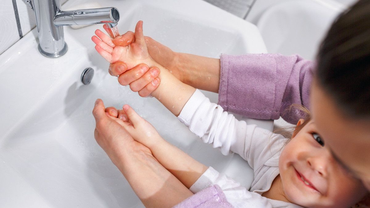 Ibu Mengajarkan Anak Mencuci Tangan