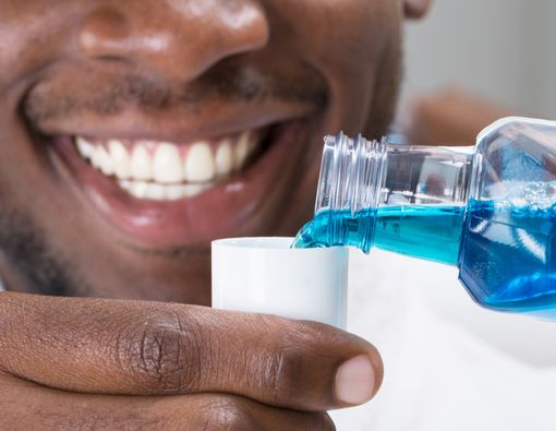 Efektifkah Mengatasi Gigi Ngilu dengan Mouthwash?