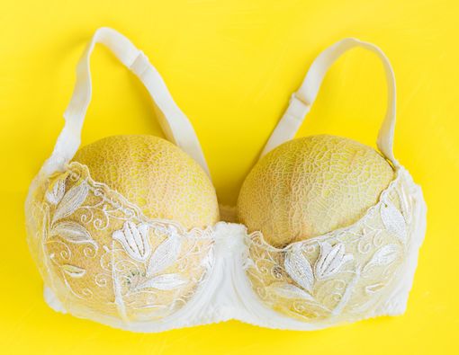 Perlukah Mencukur Bulu yang Tumbuh di Payudara?