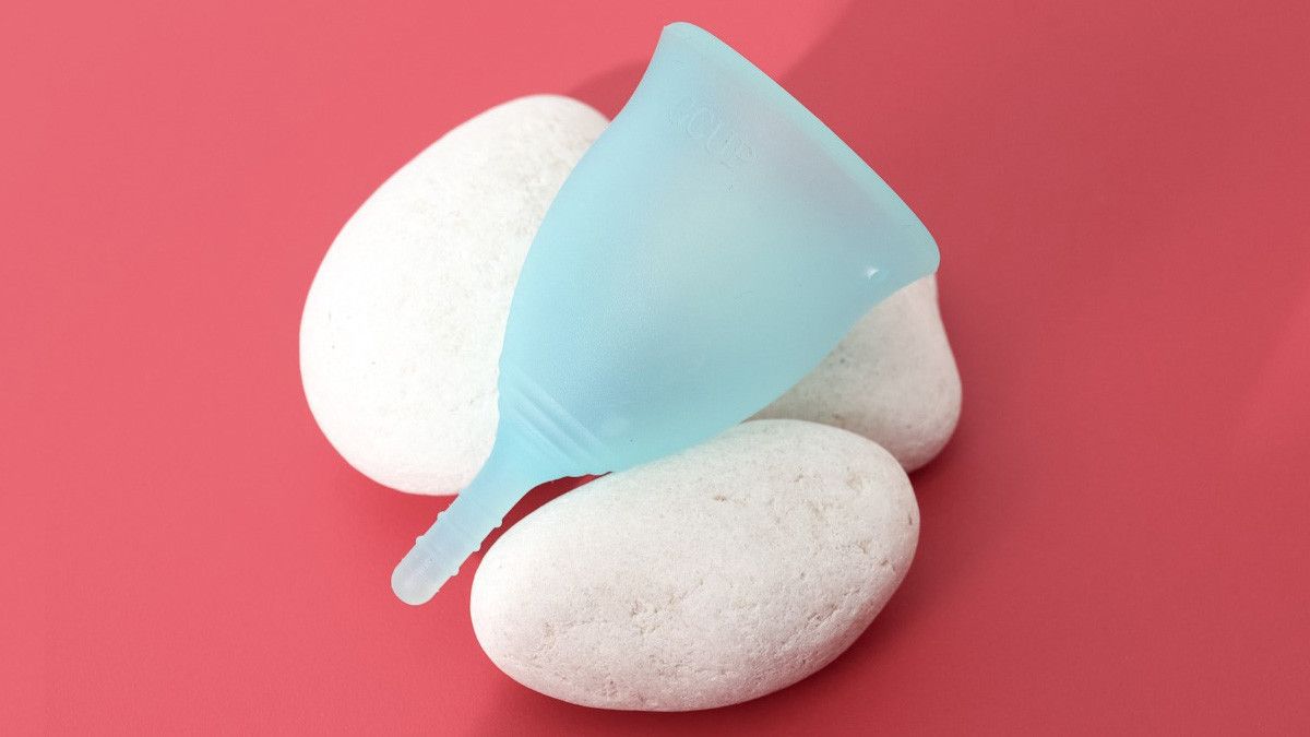 Mau Pakai Menstrual Cup? Ini Tips Aman dari Dokter
