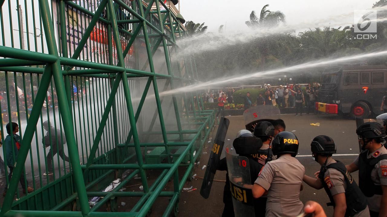 Cegah Masuk Angin Usai Disiram Water Cannon saat Demo Mahasiswa