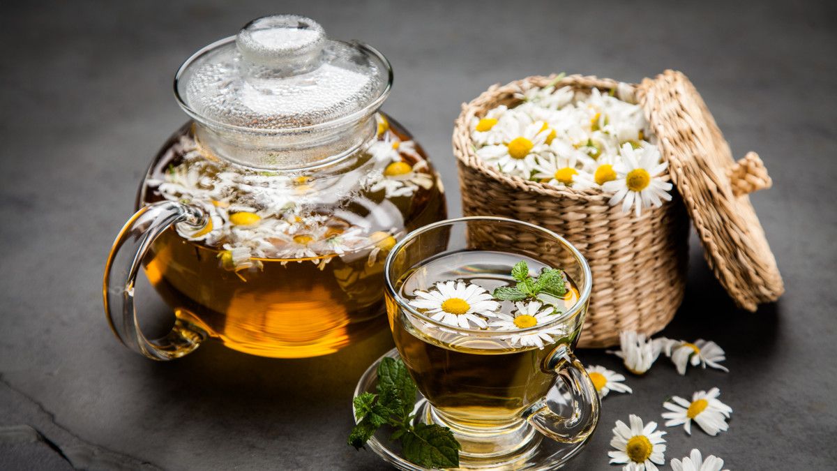 Mengintip Manfaat Teh Chamomile untuk Membantu Tidur (George Dolgikh/Shutterstock)