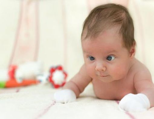 Mata Bayi Tampak Juling, Normalkah?