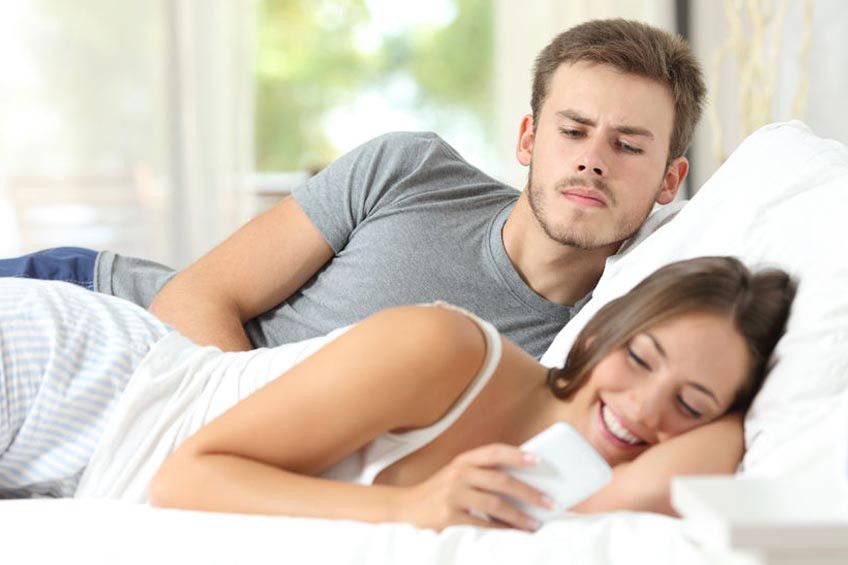 Kiat Menghadapi Pasangan yang Selalu Curiga