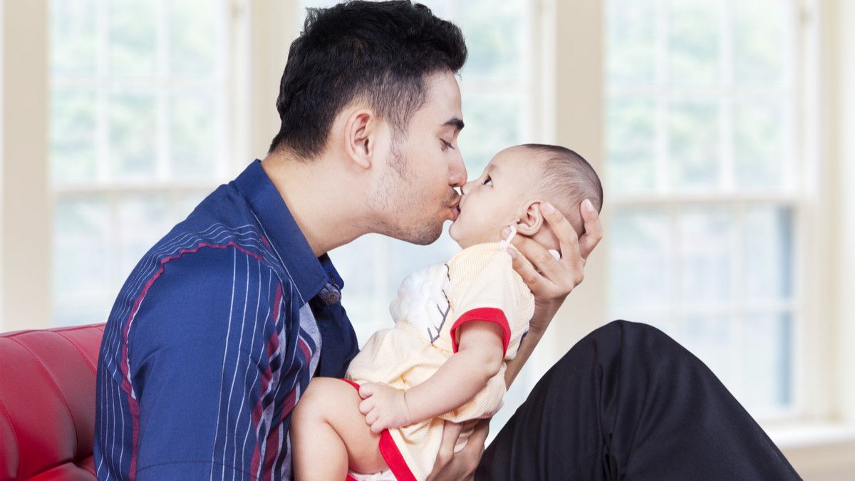 10 Bahaya Sembarangan Mencium Bibir Bayi