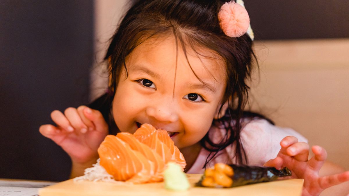 Anak Makan Ikan Salmon