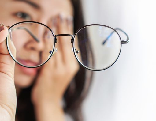 8 Ciri Kacamata Tidak Cocok dan Harus Segera Diganti