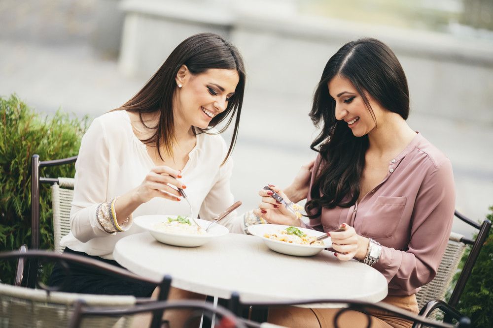 Suka Makan Siang di Luar Kantor? Ini Manfaatnya