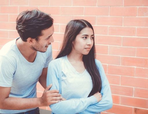 Cara Mengatasi Pasangan yang Mengalami Relationship Anxiety