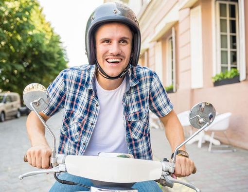 Berkendara dengan Helm Tanpa Kaca Bikin Mata Bermasalah