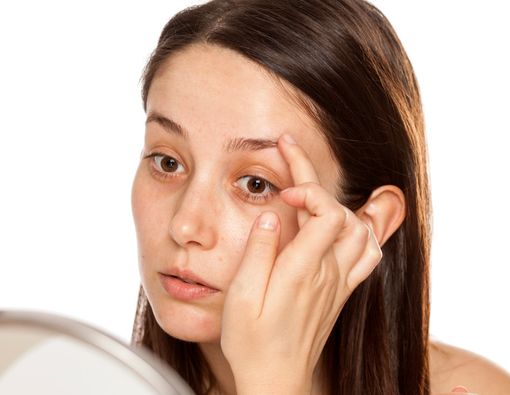 Alis Kedutan, Apa Penyebabnya?