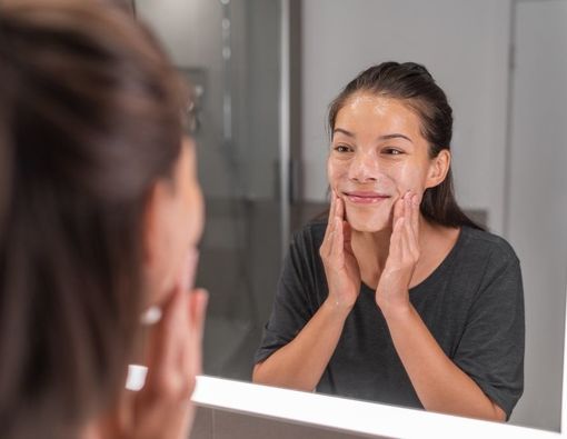 Tips Skincare Malam Supaya Tidak Mengotori Bantal