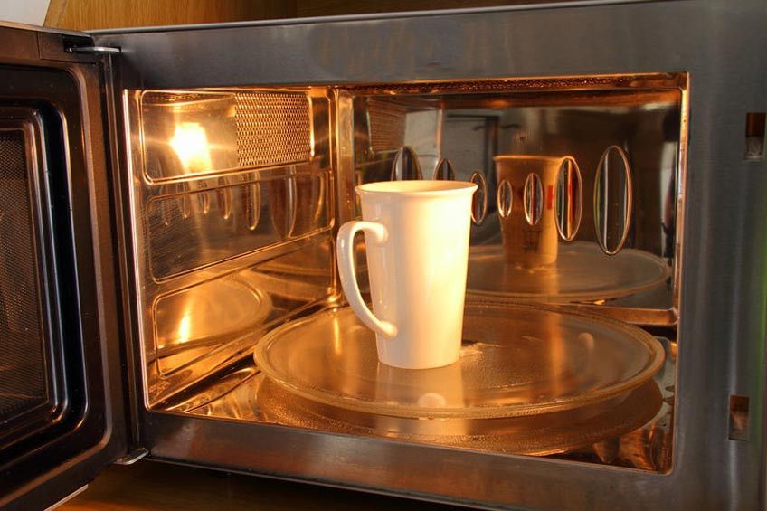 Lebih Sehatkah Menyeduh Teh dengan Microwave?