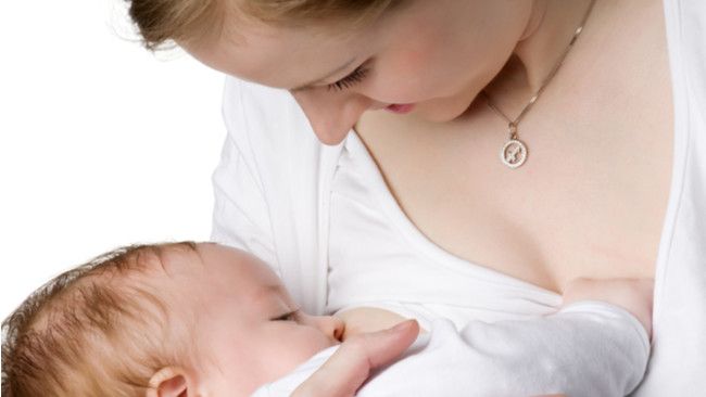 Ini Penyebab Bayi Muntah Setelah Minum ASI