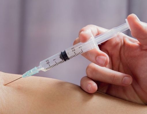 Bahaya Suntik Vaksin Sendiri Tanpa Pengawasan Nakes