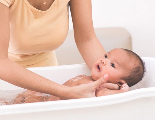 Tips Memandikan Bayi Berkulit Sensitif
