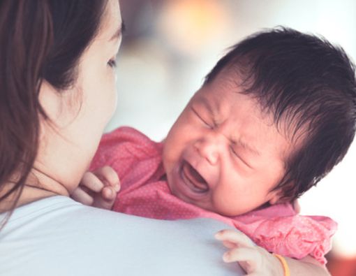 Bayi Sering Menangis dan Menjerit Rentan Radang Tenggorokan?
