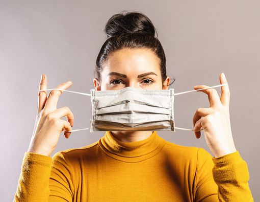 Mau Kulit Wajah Tetap Sehat Meski Pakai Masker Seharian? Ini Caranya!