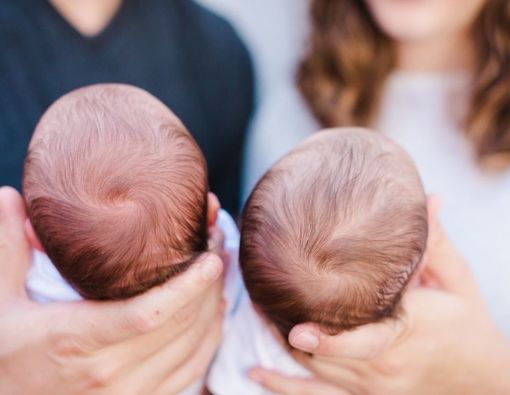 Tips Berbagi Peran Orangtua Baru saat Merawat Bayi Kembar