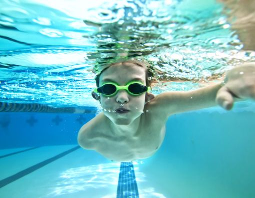 Jangan Dilakukan, Ini Bahaya Makan Sambil Berenang