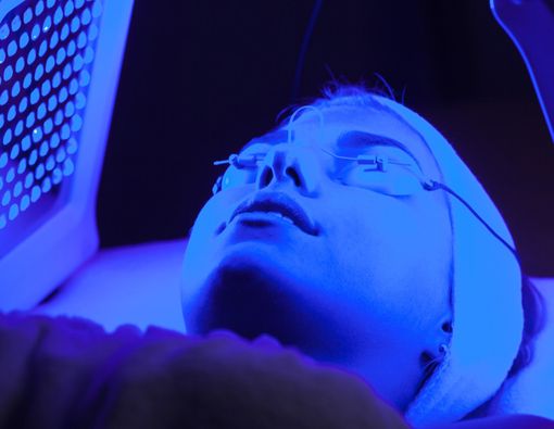 Efektifkah Mengatasi Jerawat dengan Blue Light Therapy?
