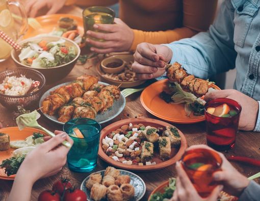 Makan Malam di Atas Jam 8 Bisa Bikin Gemuk?