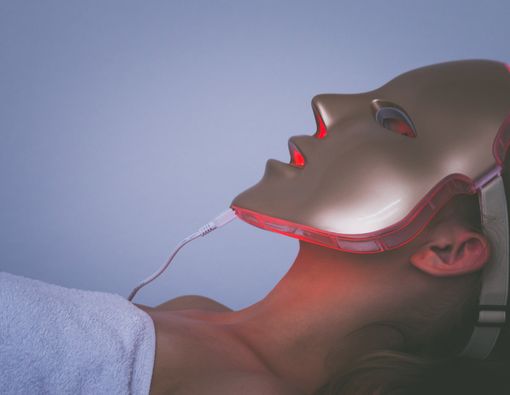 Ini Manfaat LED Mask yang Dipakai di Drakor, The King of Eternal Monarch