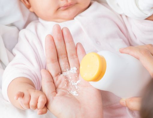 Bahaya Tersembunyi di Balik Bedak Bayi
