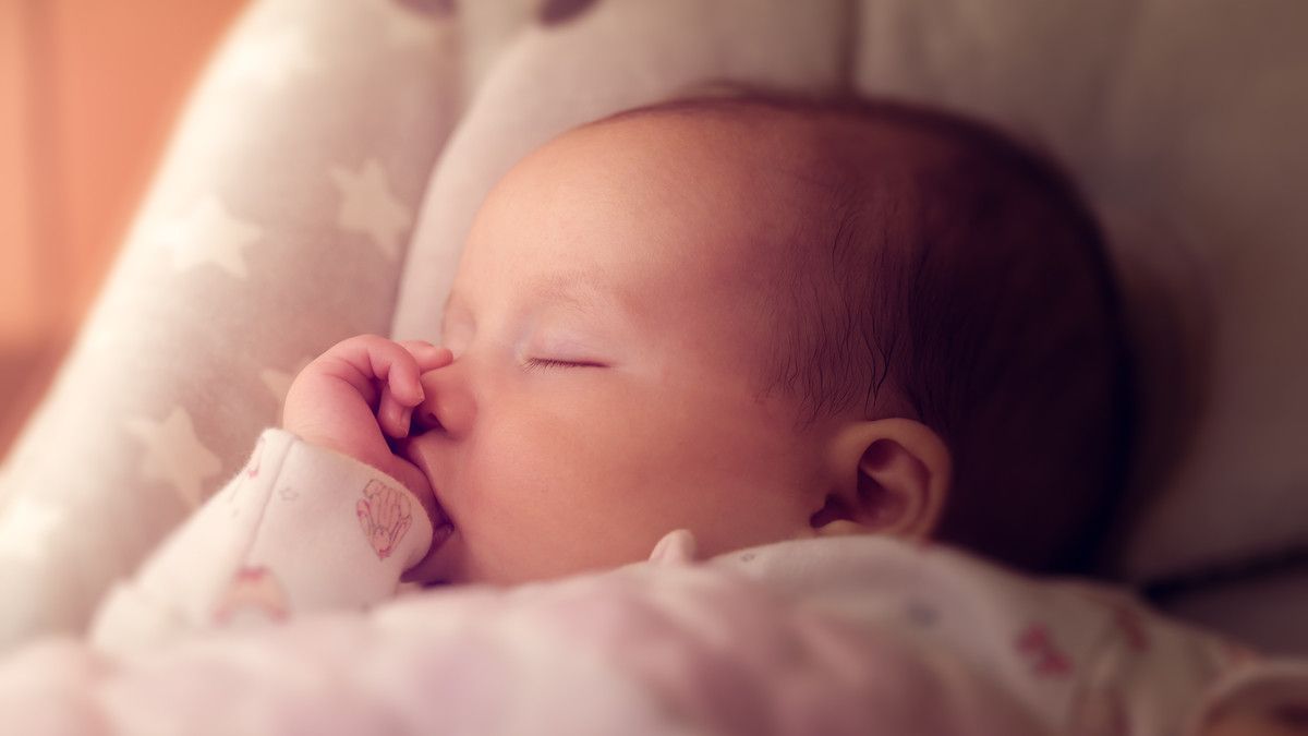 Mana Lebih Baik, Bayi Mengisap Jempol atau Pakai Empeng?