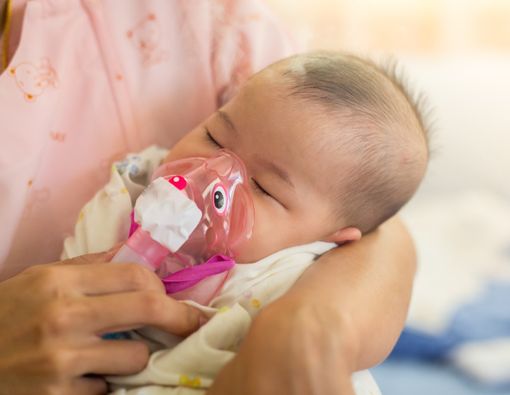Posisi Tidur yang Tepat untuk Bayi yang Sakit Pneumonia