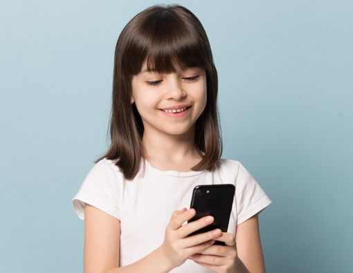 Usia Berapa Anak Boleh Punya Ponsel Sendiri?