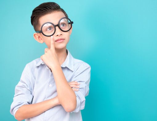 Makin Banyak Anak Pakai Kacamata, Akibat Sering Main Gawai?