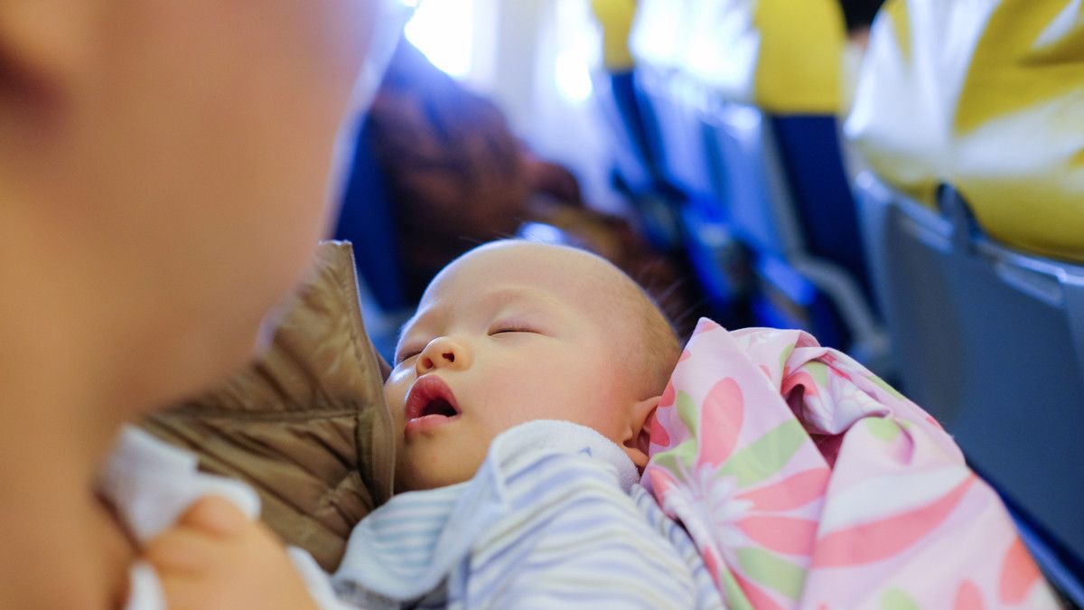 Usia Berapa Bayi Aman Naik Pesawat?