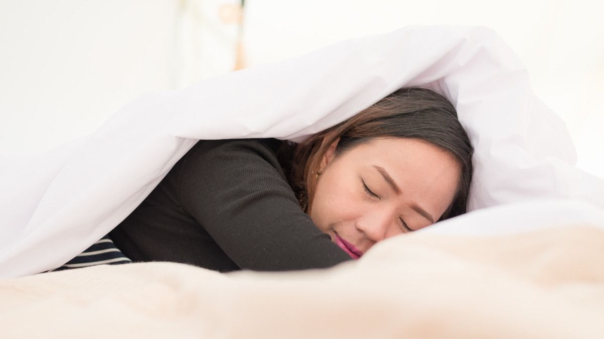 Menyingkap Manfaat Tidur Tanpa Bantal untuk Kulit