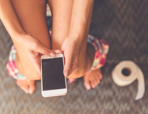 Awas, Sering Bawa Ponsel Saat BAB Bisa Picu Penyakit