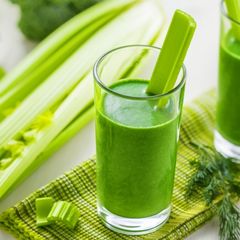 Benarkah Jus Seledri Bermanfaat Mencuci Ginjal?