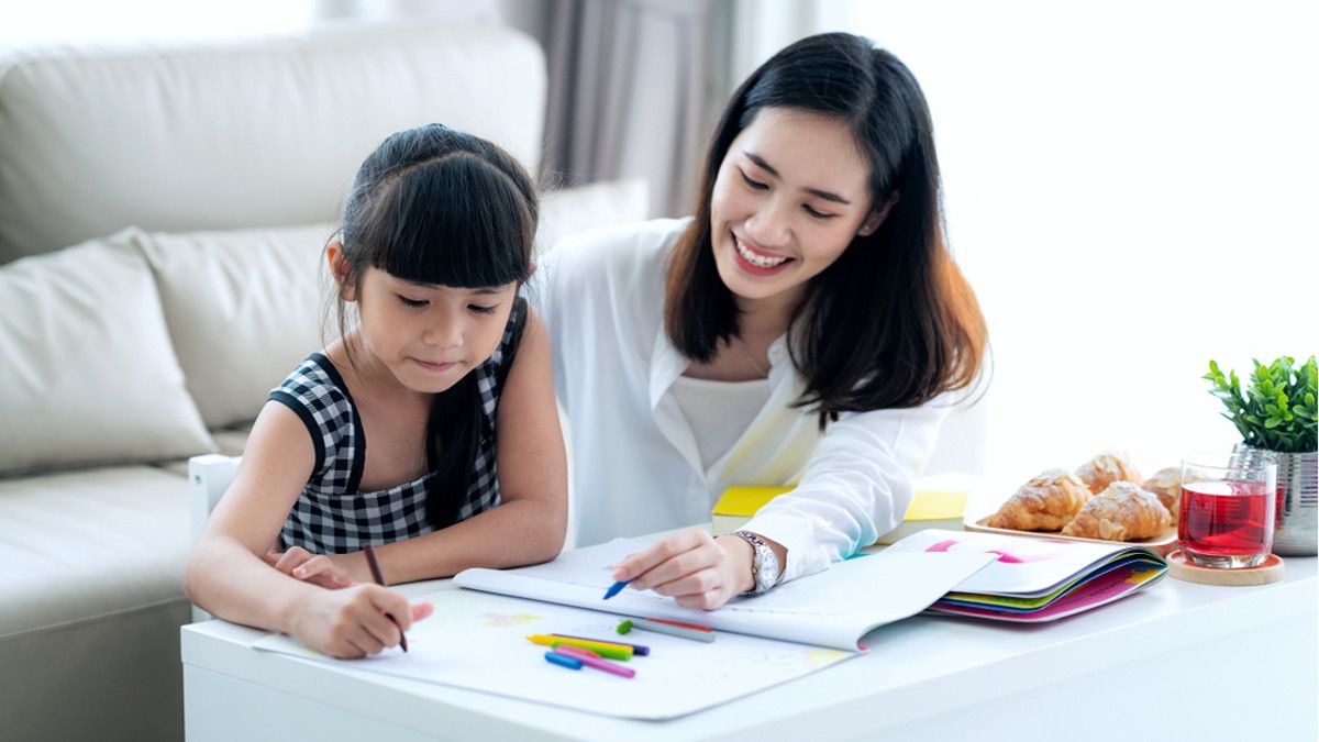 Ilustrasi Ibu Ajak Anak untuk Menggambar dan Mewarnai