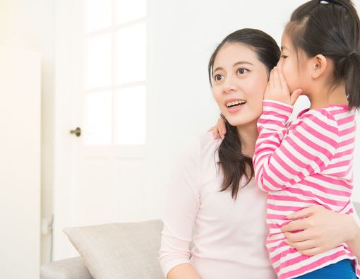 Tahap Perkembangan Bahasa Si Kecil yang Wajib Bunda Tahu