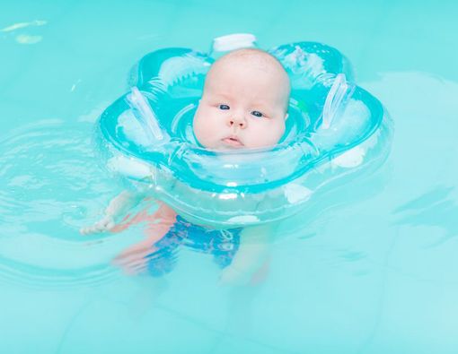 Bahaya Penggunaan Pelampung Leher pada Bayi Saat Berenang