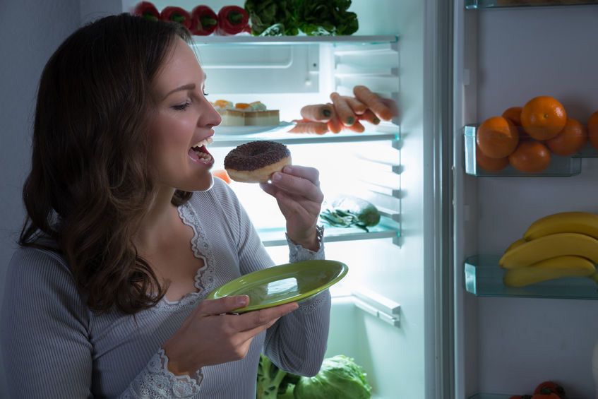 5 Bahaya Makan Sebelum Tidur