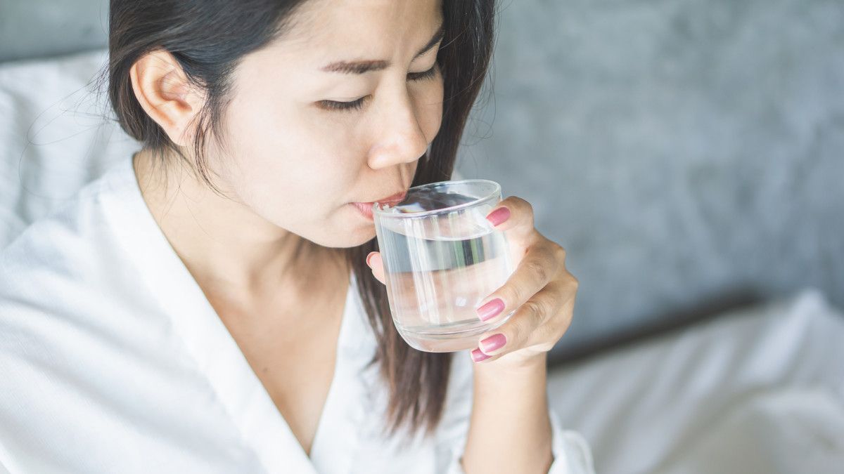 3 Manfaat Minum Air Hangat bagi Pencernaan