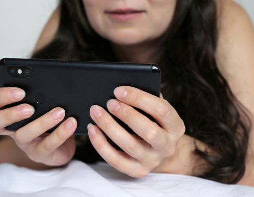 Wanita Kecanduan Film Porno, Wajarkah?