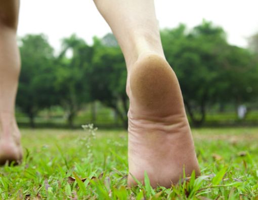 Benarkah Lari Tanpa Alas Kaki Lebih Baik untuk Kesehatan?