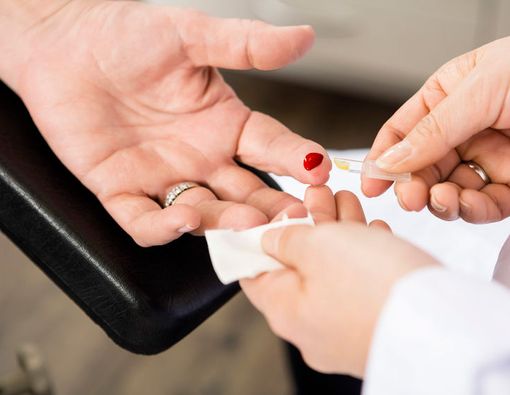 Dilarang Tusuk Jari dengan Jarum untuk Menangani Stroke