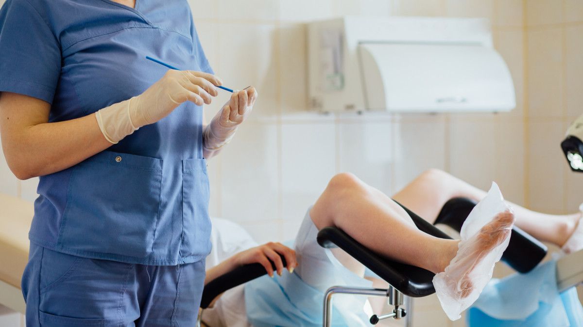 Lebih Akurat Mana, Skrining Kanker Serviks Pap Smear atau IVA?