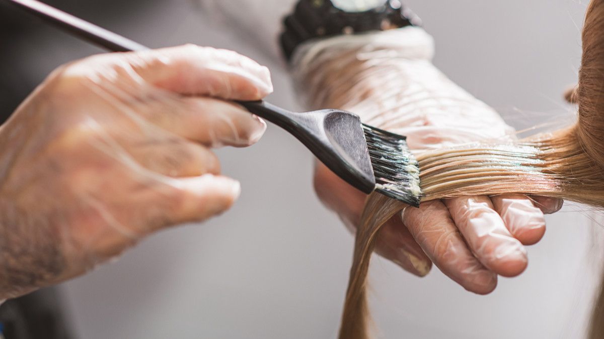 Benarkan Pewarna Rambut Bisa Menjadi Penyebab Kanker? (Olena Yakobchuk/Shutterstock)