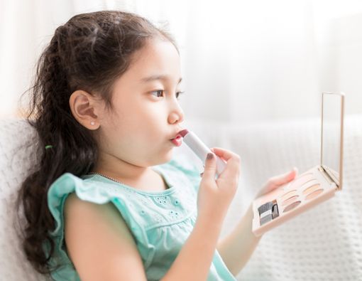 Dampak Pakai Makeup Sejak Kecil bagi Kulit Anak